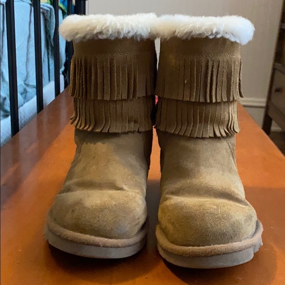 Uggs fringe boots size 4 - Picture 1 of 4